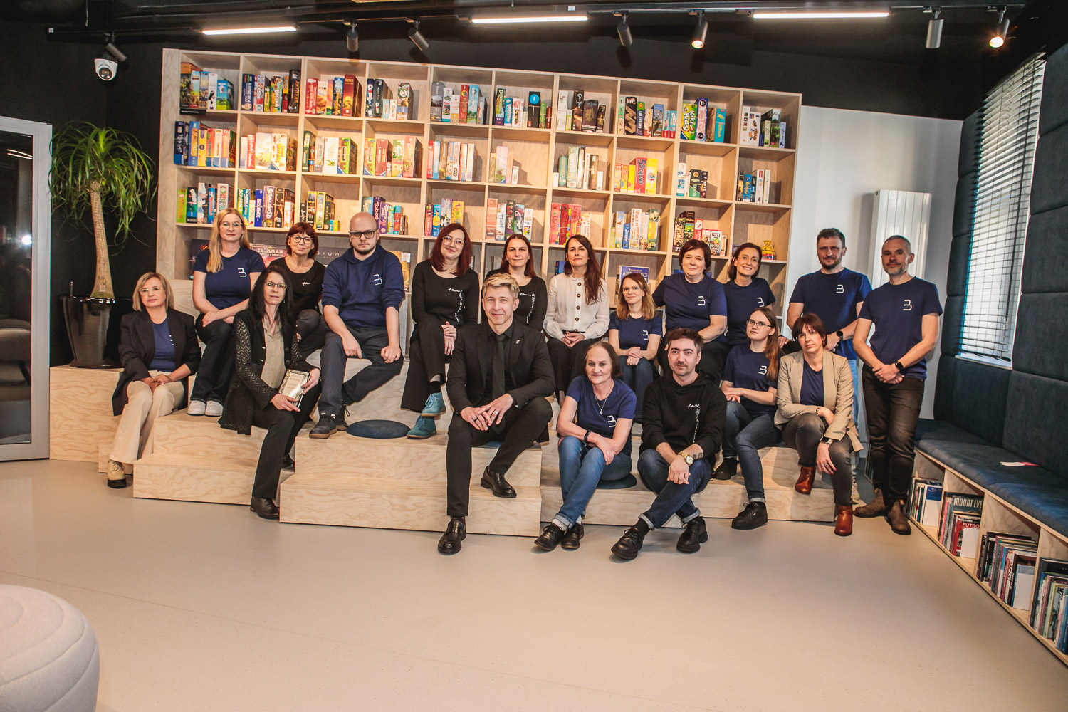 aktualność: Książki, winyle i huśtawka. Zapraszamy do biblioteki przy ulicy Kolejowej 3!